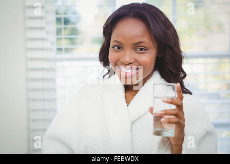 Belle femme de l'eau potable Banque D'Images