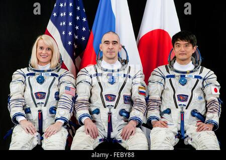 L'astronaute de la NASA Kate Rubins, gauche, le cosmonaute russe Anatoly Ivanishin, centre, et l'astronaute de l'Agence japonaise d'exploration aérospatiale Takuya Onishi portrait de groupe portant le Sokol russe de lancement et de rentrée 4 août 2015. Le groupe lancera à la Station spatiale internationale comme l'équipage Expedition 48/49 le 21 juin 2016. Banque D'Images