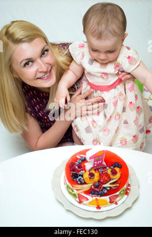 Heureuse mère avec son enfant celebrating birthday Banque D'Images