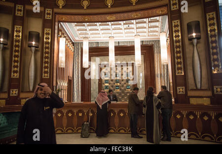 Les clients de l'hôtel prendre la parole à la réception luxueuse de l'hôtel Ritz-Carlton de Riyadh, Arabie saoudite, 4 février 2016. Photo : Michael Kappeler/dpa Banque D'Images