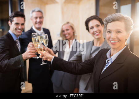 L'équipe d'entreprises prospères toasting with champagne Banque D'Images