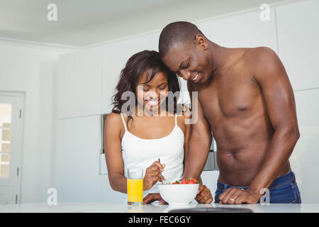 Ethnic couple partageant un bol de fraises Banque D'Images