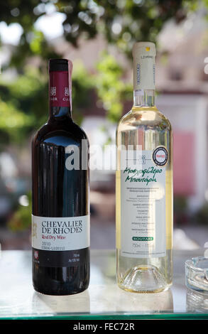 Deux bouteilles de vin Grec, Kastellorizo, Grèce Banque D'Images