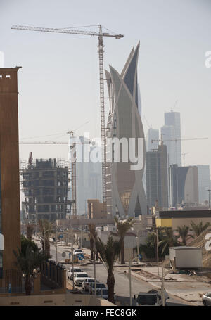 Riyadh, Arabie saoudite. Feb, 2016 4. De nouvelles tours sont en construction dans le centre-ville de Riyad, en Arabie Saoudite, 4 février 2016. Photo : Michael Kappeler/dpa/Alamy Live News Banque D'Images