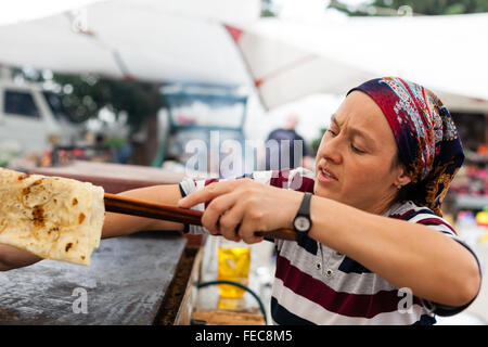 Fabrication du pain familial traditionnel au marché de Kalkan, Côte Turquoise, de Lycie, Turquie Banque D'Images