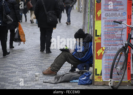 Copenhague, Danemark. 5 Février, 2016. La mendicité est illégale et certains membres nationaux étrangers des pays de l'Union européenne citoyens viennent au Danemark et en Suède à mendier dans les rues danois et suédois : Crédit Francis Dean/Alamy Live News Banque D'Images