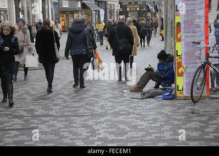 Copenhague, Danemark. 5 Février, 2016. La mendicité est illégale et certains membres nationaux étrangers des pays de l'Union européenne citoyens viennent au Danemark et en Suède à mendier dans les rues danois et suédois : Crédit Francis Dean/Alamy Live News Banque D'Images