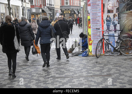 Copenhague, Danemark. 5 Février, 2016. La mendicité est illégale et certains membres nationaux étrangers des pays de l'Union européenne citoyens viennent au Danemark et en Suède à mendier dans les rues danois et suédois : Crédit Francis Dean/Alamy Live News Banque D'Images