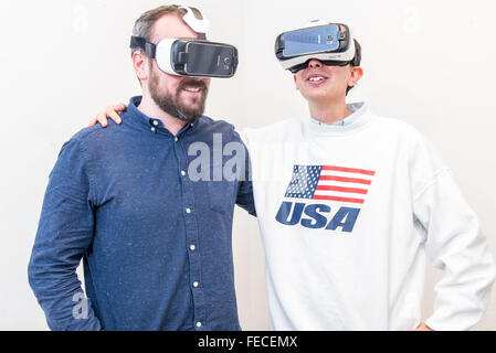 Copenhague, Danemark. 5 Février, 2016. Khora est un pop-up de l'espace dans le Meatpacking district de Copenhague, où les gens peuvent marcher et essayer différents niveaux de réalité virtuelle. Les écoles seront en mesure de venir dans le cadre d'excursions, les entreprises peuvent venir pour voir ce qui est possible avec VR. Les amateurs de VR sera en mesure d'entrer et de collaborer avec des créateurs de contenu. Leur objectif est de créer un environnement où les idées sur la réalité virtuelle peuvent se développer et de venir à la vie. En image Khora Développeur VR Peter Fisher, gauche, et réalisateur Simon Lajboschitz. Credit : Matthew James Harrison/Alamy Live News Banque D'Images