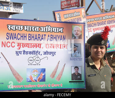 Bikaner, Inde. 05Th Feb 2016. Membre du CCN prend photo à côté de la bannière au cours Alliance Bharat Abhiyan. Corps de cadets nationaux de prendre part à une prise de conscience à l'Alliance Bharat Abhiyan dans Bikaner, Inde.National Cadet Corps prendre part dans une conscience d'alliance Bharat Abhiyan dans Bikaner, Inde. Credit : Dinesh Gupta/Pacific Press/Alamy Live News Banque D'Images