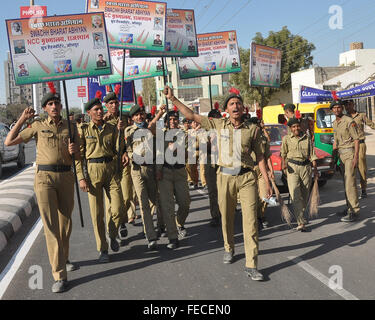 Bikaner, Inde. 05Th Feb 2016. Les membres du CCN au cours des pancartes holding Alliance Bharat Abhiyan. Corps de cadets nationaux de prendre part à une prise de conscience à l'Alliance Bharat Abhiyan dans Bikaner, Inde. Credit : Dinesh Gupta/Pacific Press/Alamy Live News Banque D'Images