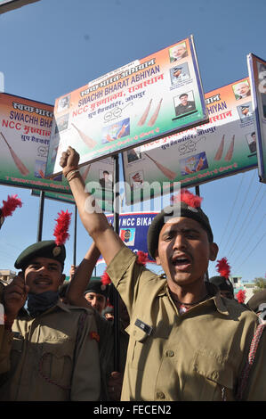 Bikaner, Inde. 05Th Feb 2016. Les membres du CCN au cours des pancartes holding Alliance Bharat Abhiyan. Corps de cadets nationaux de prendre part à une prise de conscience à l'Alliance Bharat Abhiyan dans Bikaner, Inde. Credit : Dinesh Gupta/Pacific Press/Alamy Live News Banque D'Images