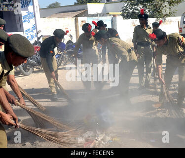 Bikaner, Inde. 05Th Feb 2016. Les membres du CCN balayent la rue pendant Alliance Bharat Abhiyan. Corps de cadets nationaux de prendre part à une prise de conscience à l'Alliance Bharat Abhiyan dans Bikaner, Inde. Credit : Dinesh Gupta/Pacific Press/Alamy Live News Banque D'Images