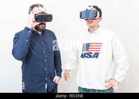 Copenhague, Danemark. 5 Février, 2016. Khora est un pop-up de l'espace dans le Meatpacking district de Copenhague, où les gens peuvent marcher et essayer différents niveaux de réalité virtuelle. Les écoles seront en mesure de venir dans le cadre d'excursions, les entreprises peuvent venir pour voir ce qui est possible avec VR. Les amateurs de VR sera en mesure d'entrer et de collaborer avec des créateurs de contenu. Leur objectif est de créer un environnement où les idées sur la réalité virtuelle peuvent se développer et de venir à la vie. En image Khora Développeur VR Peter Fisher, gauche, et réalisateur Simon Lajboschitz. Credit : Matthew James Harrison/Alamy Live News Banque D'Images