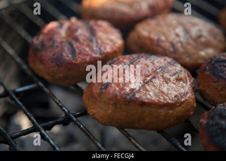 Les hamburgers de boeuf sur le grill Banque D'Images