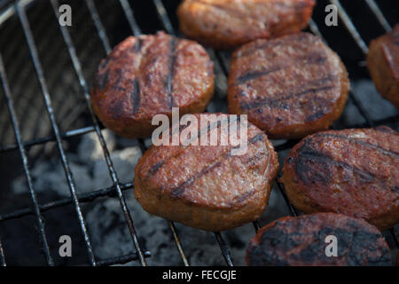 Les hamburgers de boeuf sur le grill Banque D'Images