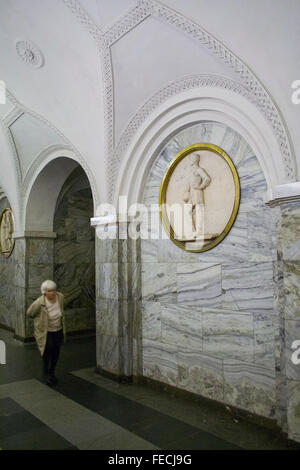 Bas-relief d'un footballeur sur la plate-forme de la station de métro Park Kultury, Moscou, Russie Banque D'Images