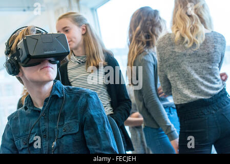 Copenhague, Danemark. 5 Février, 2016. Khora est un pop-up de l'espace dans le Meatpacking district de Copenhague, où les gens peuvent marcher et essayer différents niveaux de réalité virtuelle. Les écoles seront en mesure de venir dans le cadre d'excursions, les entreprises peuvent venir pour voir ce qui est possible avec VR. Les amateurs de VR sera en mesure d'entrer et de collaborer avec des créateurs de contenu. Leur objectif est de créer un environnement où les idées sur la réalité virtuelle peuvent se développer et de venir à la vie. Sur la photo est de 14 ans, Malte, Konoy Lilleskole de Albertslund, alors qu'il teste l'un des casques VR. © Matthew James Harrison Banque D'Images