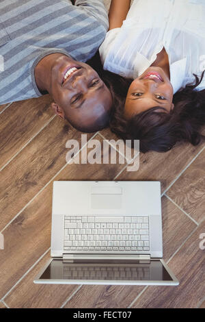 Ethnic couple lying on the floor Banque D'Images