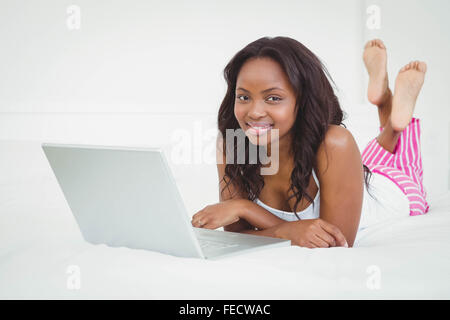 Pretty woman using laptop Banque D'Images