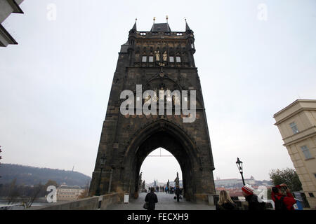 Tour du pont à une extrémité du pont Charles sur la Vltava à Prague, République Tchèque Banque D'Images