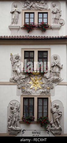 Prague, Maison du Golden Well, Vierge à l'Enfant entourée de saints sur la façade de la maison à Prague Banque D'Images