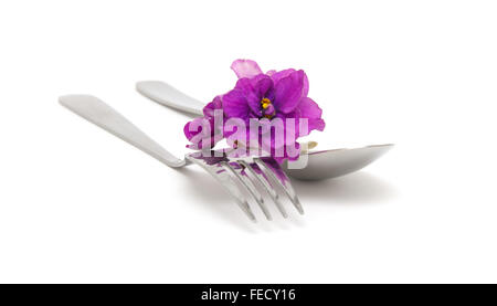 Cuillère et fourchette à violettes sur fond blanc libre Banque D'Images