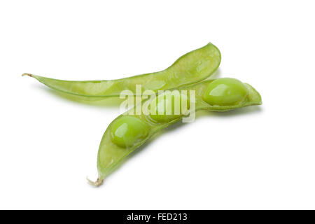 Le soja vert frais dans une cosse sur fond blanc Banque D'Images