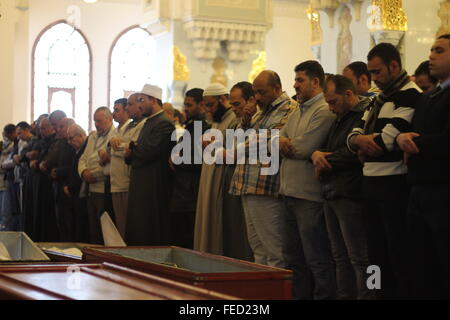 Le Caire, Égypte. 05Th Feb 2016. Les gens se tenant au cours de funérailles d'Ahmed Seif al-Islam Hassan al-Banna, fils du fondateur des Frères musulmans est mort ce matin, et enterré les funérailles de mosquée Rahman Rahim au Caire. L'absence du chef de la confrérie musulmane Salah Salem au milieu parce que les conditions de sécurité en Egypte. Credit : Fayed El-Geziry/Pacific Press/Alamy Live News Banque D'Images