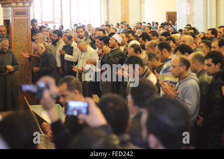 Le Caire, Égypte. 05Th Feb 2016. Personnes debout et de prendre des photos lors de funérailles d'Ahmed Seif al-Islam Hassan al-Banna, fils du fondateur des Frères musulmans est mort ce matin, et enterré les funérailles de mosquée Rahman Rahim au Caire. L'absence du chef de la confrérie musulmane Salah Salem au milieu parce que les conditions de sécurité en Egypte. Credit : Fayed El-Geziry/Pacific Press/Alamy Live News Banque D'Images