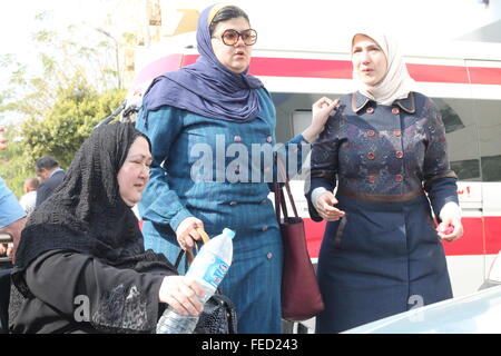 Le Caire, Égypte. 05Th Feb 2016. Les femmes d'assister aux funérailles de Ahmed Seif al-Islam Hassan al-Banna, fils du fondateur des Frères musulmans est mort ce matin, et enterré les funérailles de mosquée Rahman Rahim au Caire. L'absence du chef de la confrérie musulmane Salah Salem au milieu parce que les conditions de sécurité en Egypte. Credit : Fayed El-Geziry/Pacific Press/Alamy Live News Banque D'Images