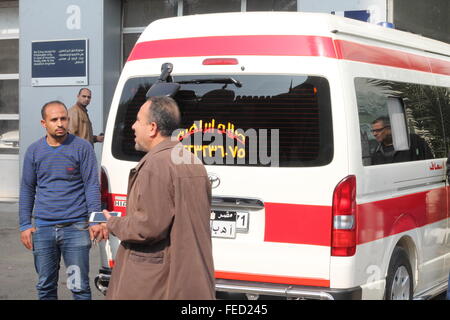 Le Caire, Égypte. 05Th Feb 2016. Les hommes d'assister aux funérailles de Ahmed Seif al-Islam Hassan al-Banna, fils du fondateur des Frères musulmans est mort ce matin, et enterré les funérailles de mosquée Rahman Rahim au Caire. L'absence du chef de la confrérie musulmane Salah Salem au milieu parce que les conditions de sécurité en Egypte. Credit : Fayed El-Geziry/Pacific Press/Alamy Live News Banque D'Images