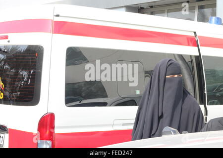 Le Caire, Égypte. 05Th Feb 2016. Femme assiste à l'enterrement d'Ahmed Seif al-Islam Hassan al-Banna, fils du fondateur des Frères musulmans est mort ce matin, et enterré les funérailles de mosquée Rahman Rahim au Caire. L'absence du chef de la confrérie musulmane Salah Salem au milieu parce que les conditions de sécurité en Egypte. Credit : Fayed El-Geziry/Pacific Press/Alamy Live News Banque D'Images