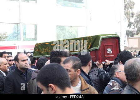 Le Caire, Égypte. 05Th Feb 2016. Levage de personnes le cercueil de Ahmed Seif al-Islam Hassan al-Banna, fils du fondateur des Frères musulmans est mort ce matin, et enterré les funérailles de mosquée Rahman Rahim au Caire. L'absence du chef de la confrérie musulmane Salah Salem au milieu parce que les conditions de sécurité en Egypte. Credit : Fayed El-Geziry/Pacific Press/Alamy Live News Banque D'Images