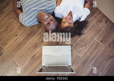 Ethnic couple lying on the floor Banque D'Images