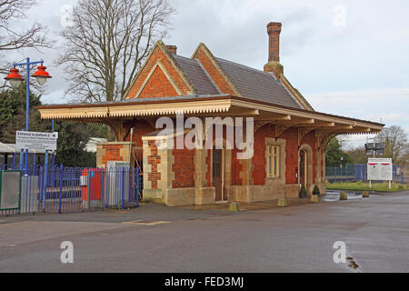 Construit en grès rouge brique avec Gare aux côtés des voies avec une toiture en ardoise et deux cheminées et royal mail letter box Banque D'Images