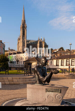 Navigator et Coleman's Cathedral à Kennedy Park, de la promenade, Cobh, Co Cork, Irlande. Banque D'Images