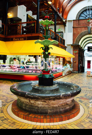 La fontaine dans le célèbre marché anglais de Cork, Irlande. Banque D'Images