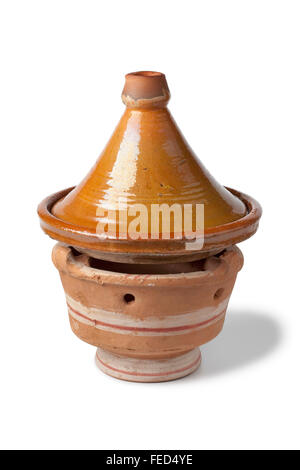 Tajine marocain traditionnel à un charbon cuisinière sur fond blanc Banque D'Images