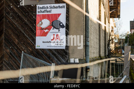 Affiche de campagne d'un référendum "pour le renvoi des criminels étrangers efficace' se bloque sur un mur de la ferme dans les régions rurales de la Suisse Banque D'Images