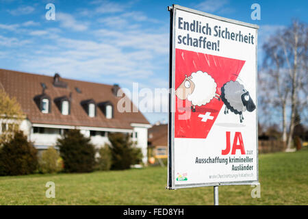 Affiche de campagne d'un référendum "pour le renvoi des criminels étrangers efficace' sur un champ dans les régions rurales de la Suisse. Banque D'Images
