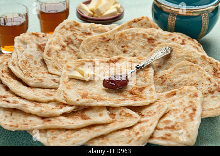 Des petits carrés appelés Rghaif marocain crêpes ou Msemen avec beurre et confiture Banque D'Images