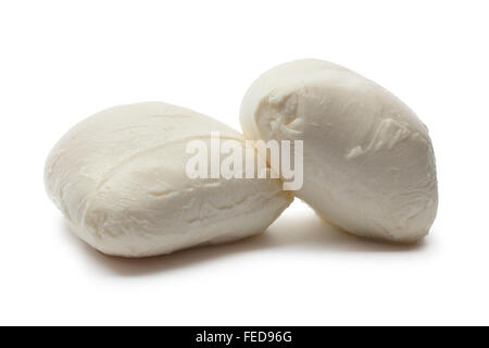 Morceaux de Mozzarella fraîche sur fond blanc Banque D'Images