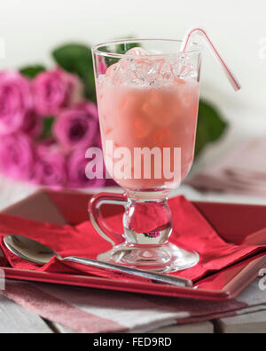 Bandung Rose. Boisson au lait saveur de rose. En Asie du sud-est Banque D'Images