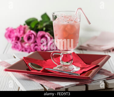 Bandung Rose. Boisson au lait saveur de rose. En Asie du sud-est Banque D'Images