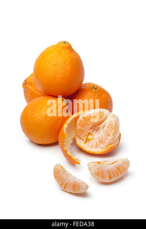 Mandarines Clémentines fraîches sur fond blanc Banque D'Images