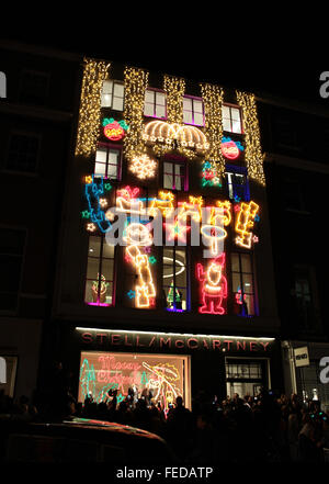 Londres, Royaume-Uni, le 25 Nov 2015 : vue générale du Stella McCartney store les lumières de Noël de cérémonie à Londres Banque D'Images