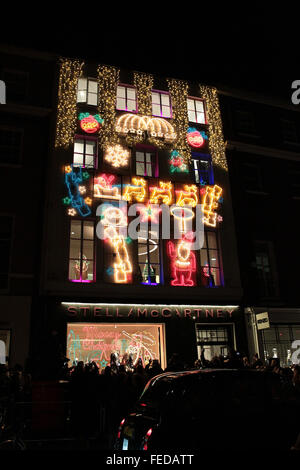 Londres, Royaume-Uni, le 25 Nov 2015 : vue générale du Stella McCartney store les lumières de Noël de cérémonie à Londres Banque D'Images