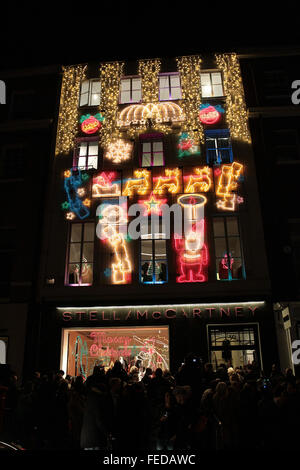 Londres, Royaume-Uni, le 25 Nov 2015 : vue générale du Stella McCartney store les lumières de Noël de cérémonie à Londres Banque D'Images