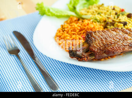 De délicieux plats de viande de dinde avec du riz et des feuilles de salade Banque D'Images